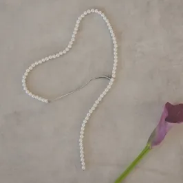 シルバーのカーブメタル×パールのロングネックレス