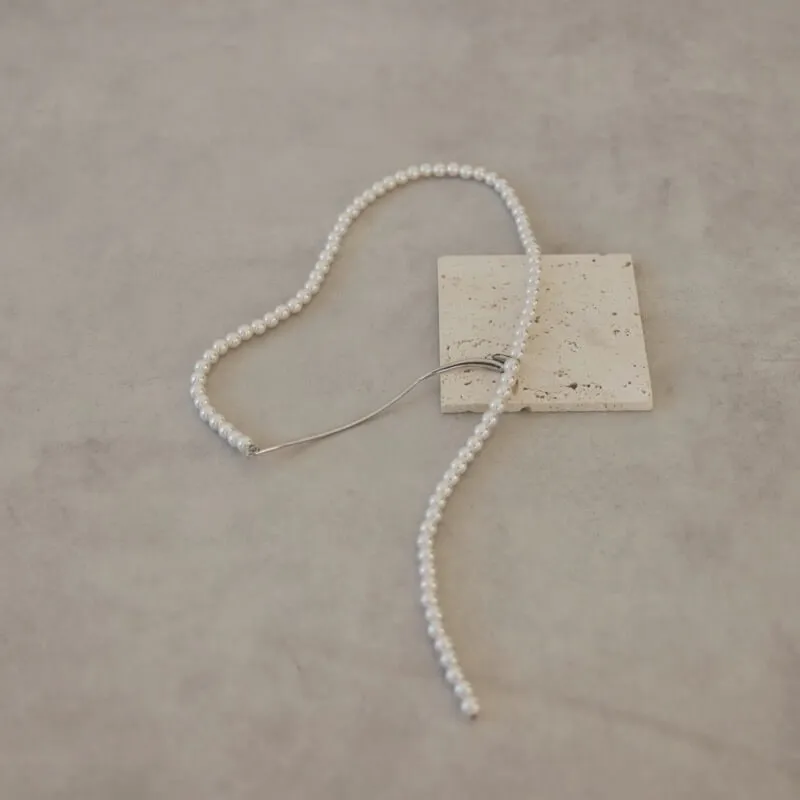 シルバーのカーブメタル×パールのロングネックレス