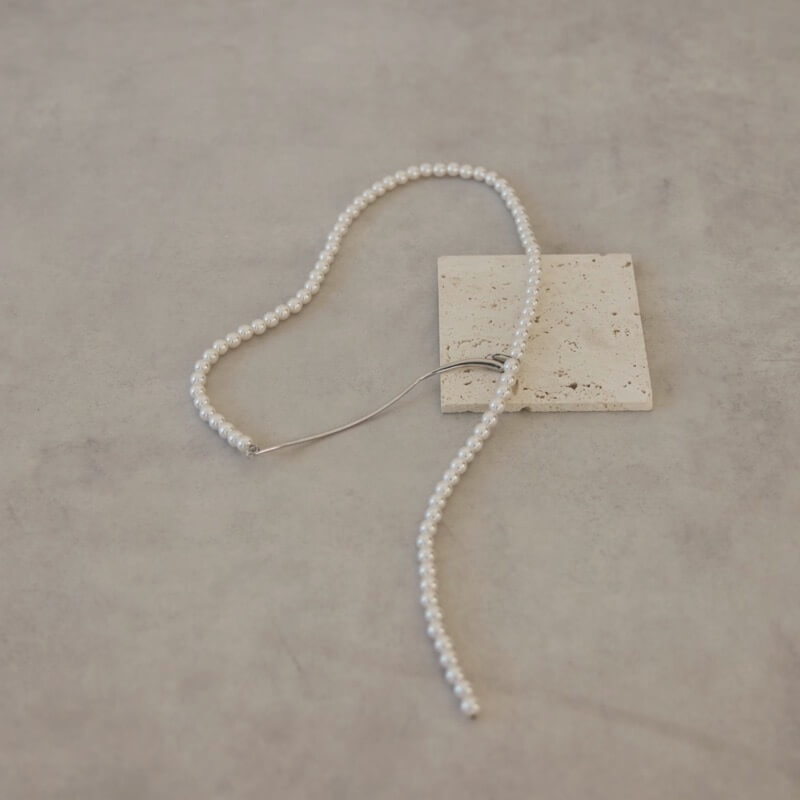 シルバーのカーブメタル×パールのロングネックレス