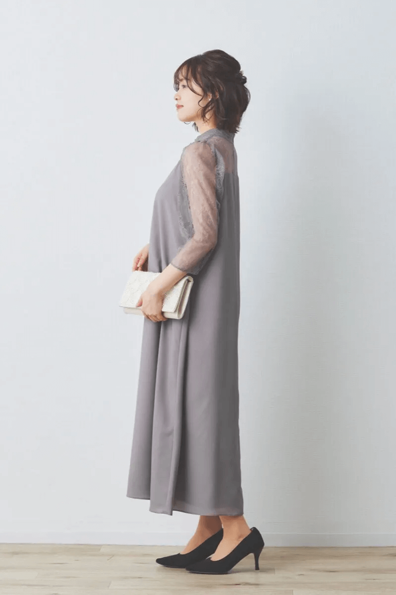 グレージュのプチハイネックAラインドレス