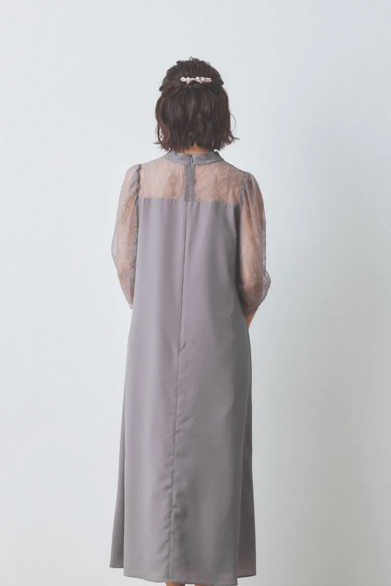 グレージュのプチハイネックAラインドレス