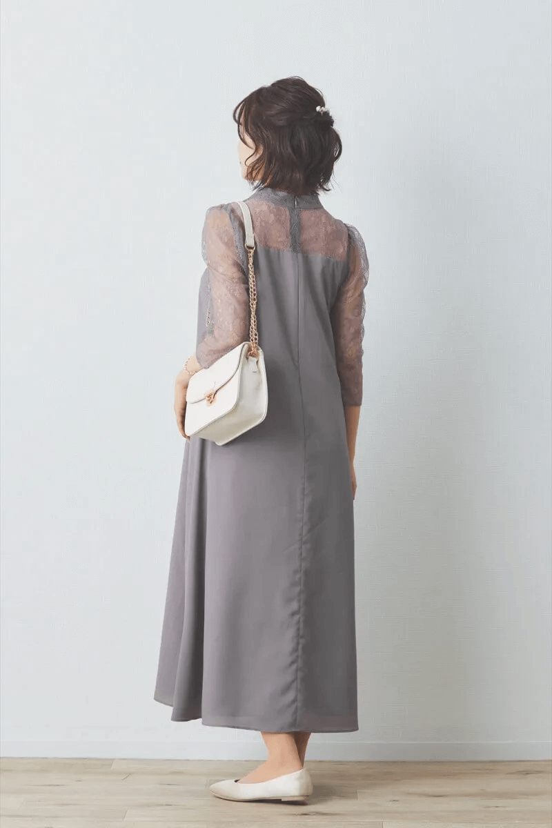 グレージュのプチハイネックAラインドレス