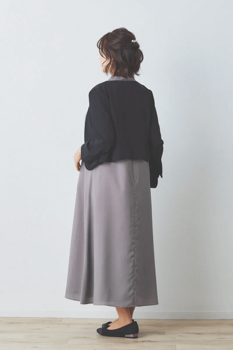 グレージュのプチハイネックAラインドレス