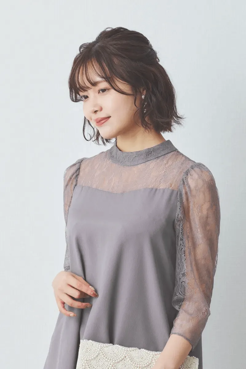 グレージュのプチハイネックAラインドレス