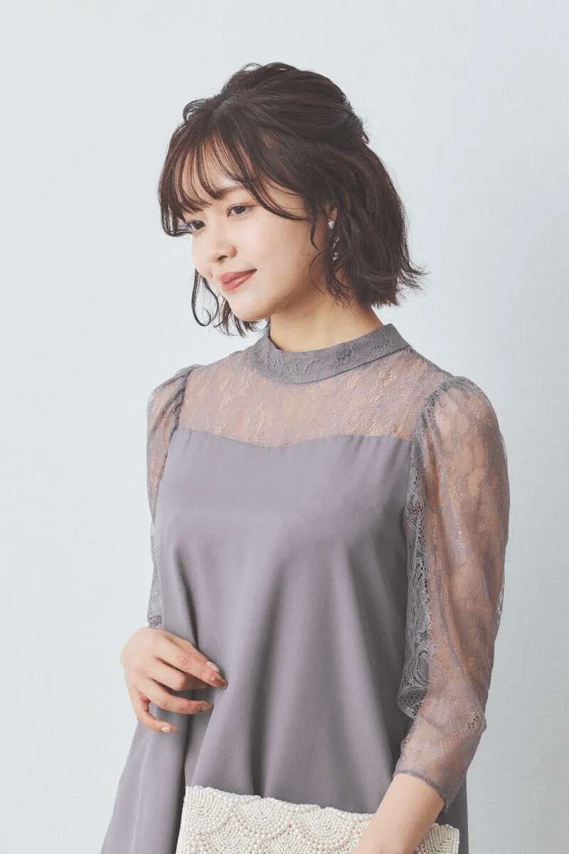 グレージュのプチハイネックAラインドレス