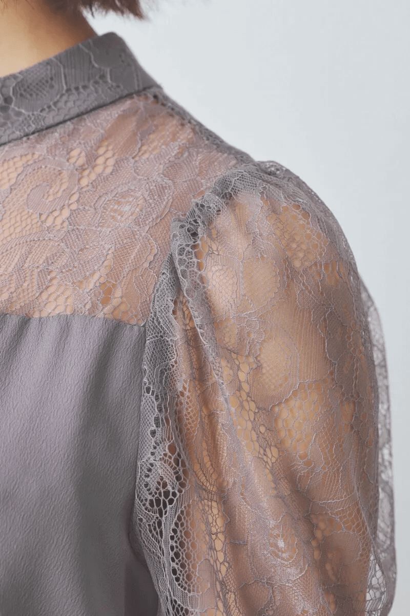 グレージュのプチハイネックAラインドレス