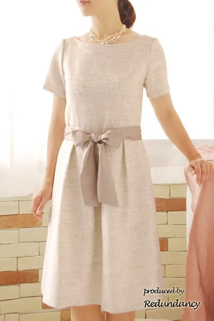 ライトベージュのジャガードウエストリボン付ワンピース