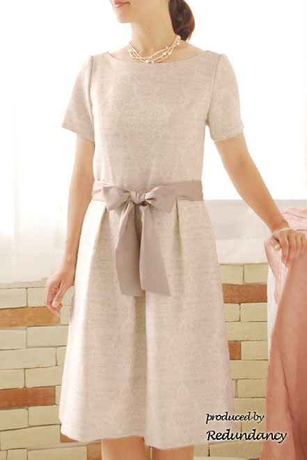 ライトベージュのジャガードウエストリボン付ワンピース