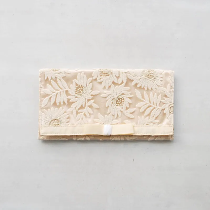 ベージュのフラワーレースふくさ