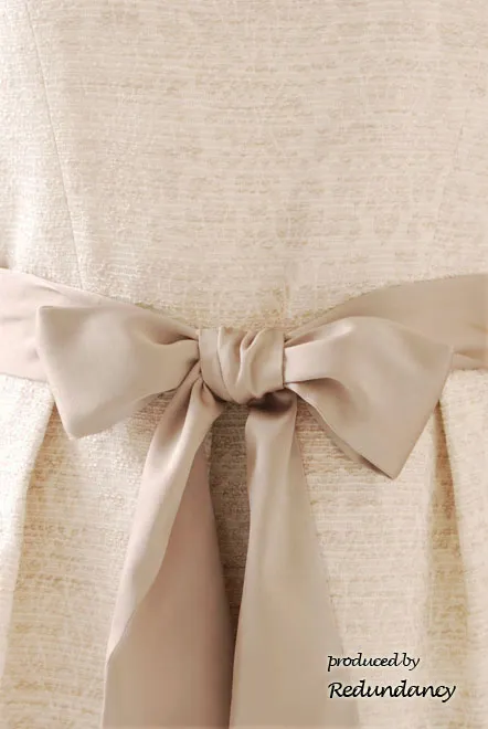 ライトベージュのジャガードウエストリボン付ワンピース