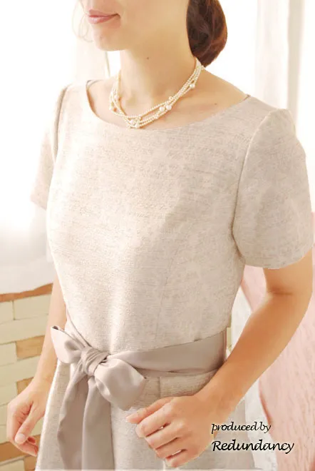 ライトベージュのジャガードウエストリボン付ワンピース