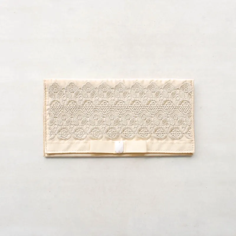 オフホワイトのエンブロイダリーふくさ