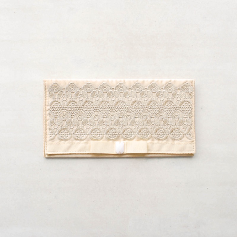 オフホワイトのエンブロイダリーふくさ