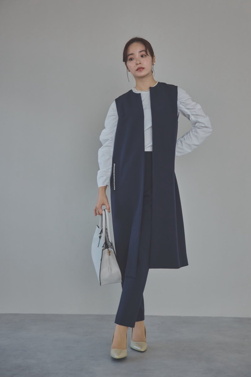 ネイビーのパールボタンジレスーツセット