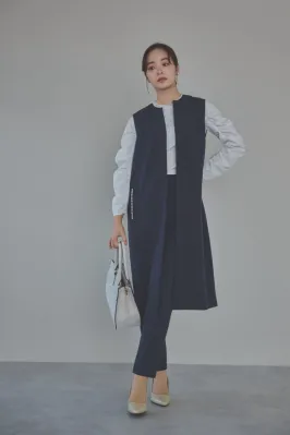 ネイビーのパールボタンジレスーツセット