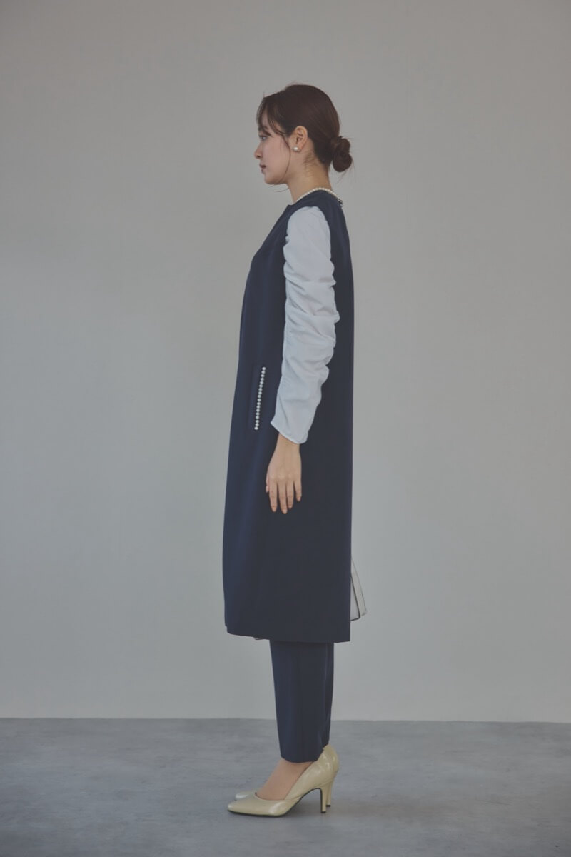 ネイビーのパールボタンジレスーツセット