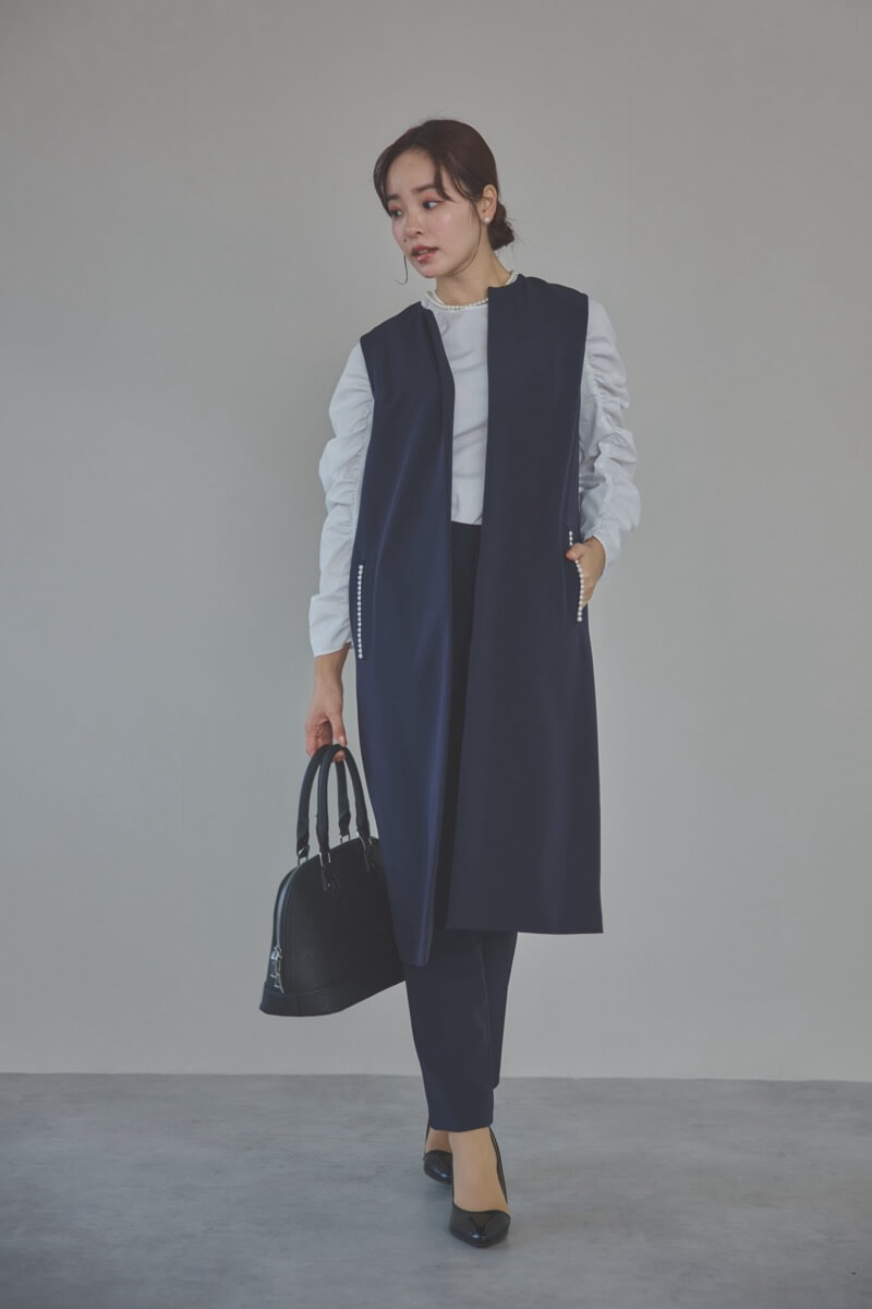 ネイビーのパールボタンジレスーツセット