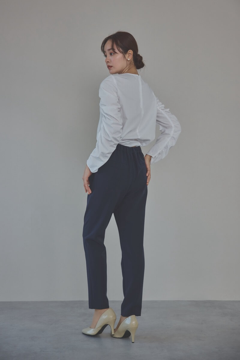 ネイビーのパールボタンジレスーツセット