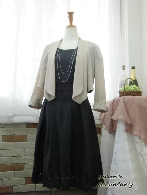 グレーのスカラップ刺繍ワンピース