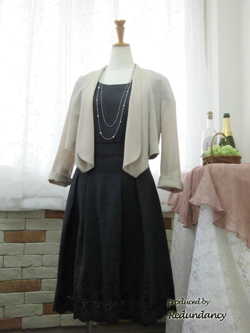 グレーのスカラップ刺繍ワンピース