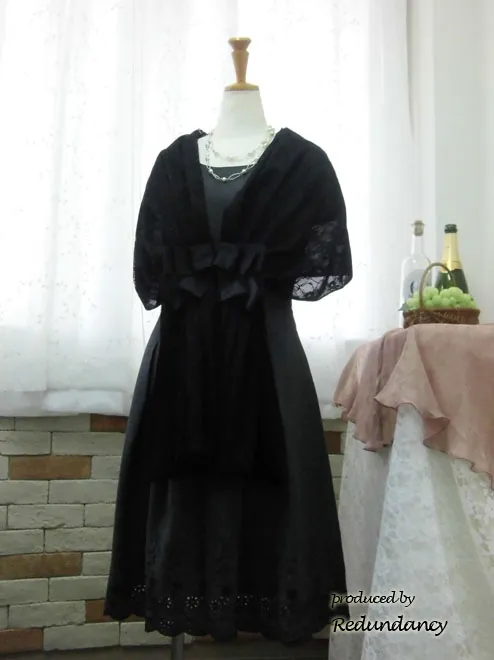 グレーのスカラップ刺繍ワンピース