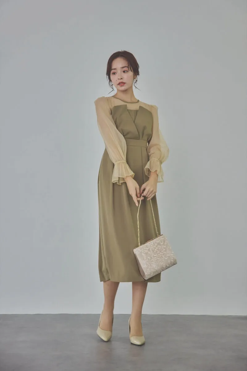 ベージュのスクエアクラッチバッグ