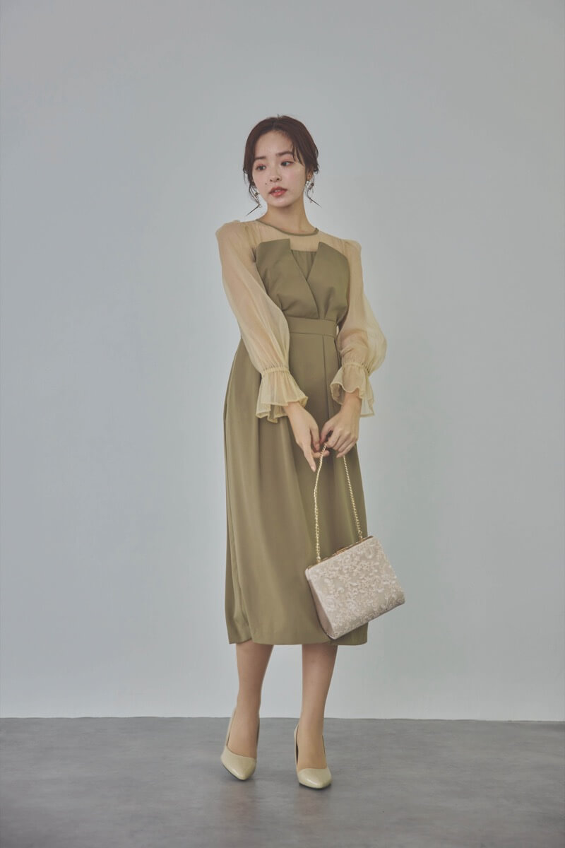 ベージュのスクエアクラッチバッグ