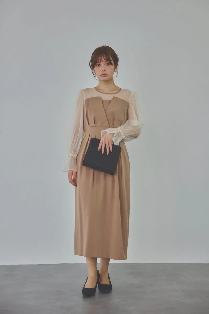 ブラックのスクエアクラッチバッグ