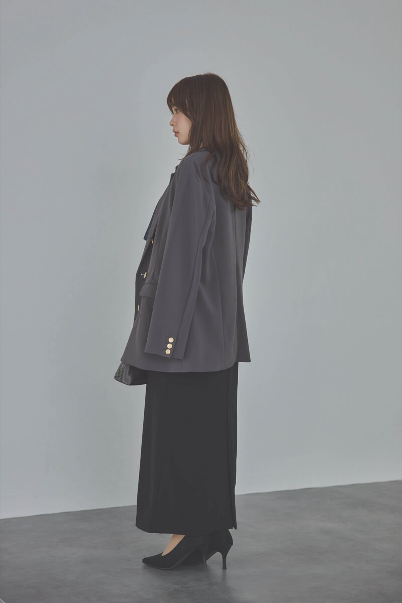 チャコールグレーのダブルジャケット