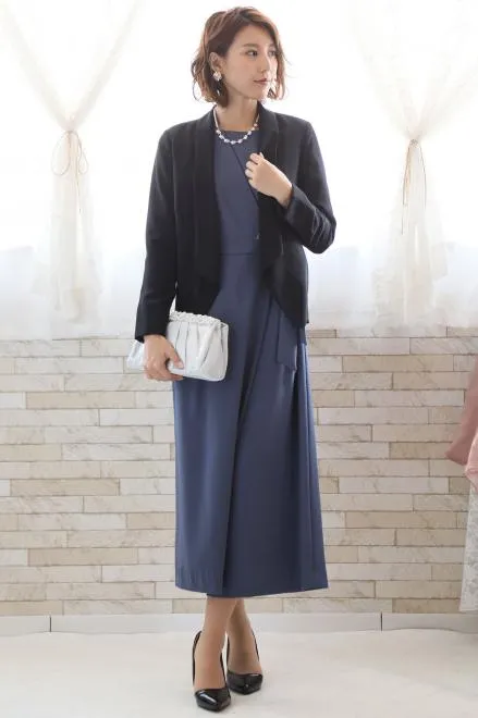 ブラックのシンプル長袖ジャケット