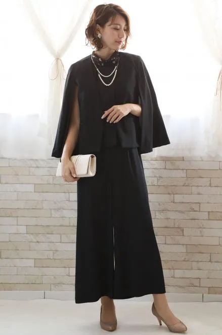 ブラックのケープ風ジャケット