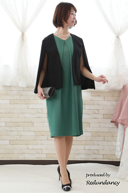 ブラックのケープ風ジャケット