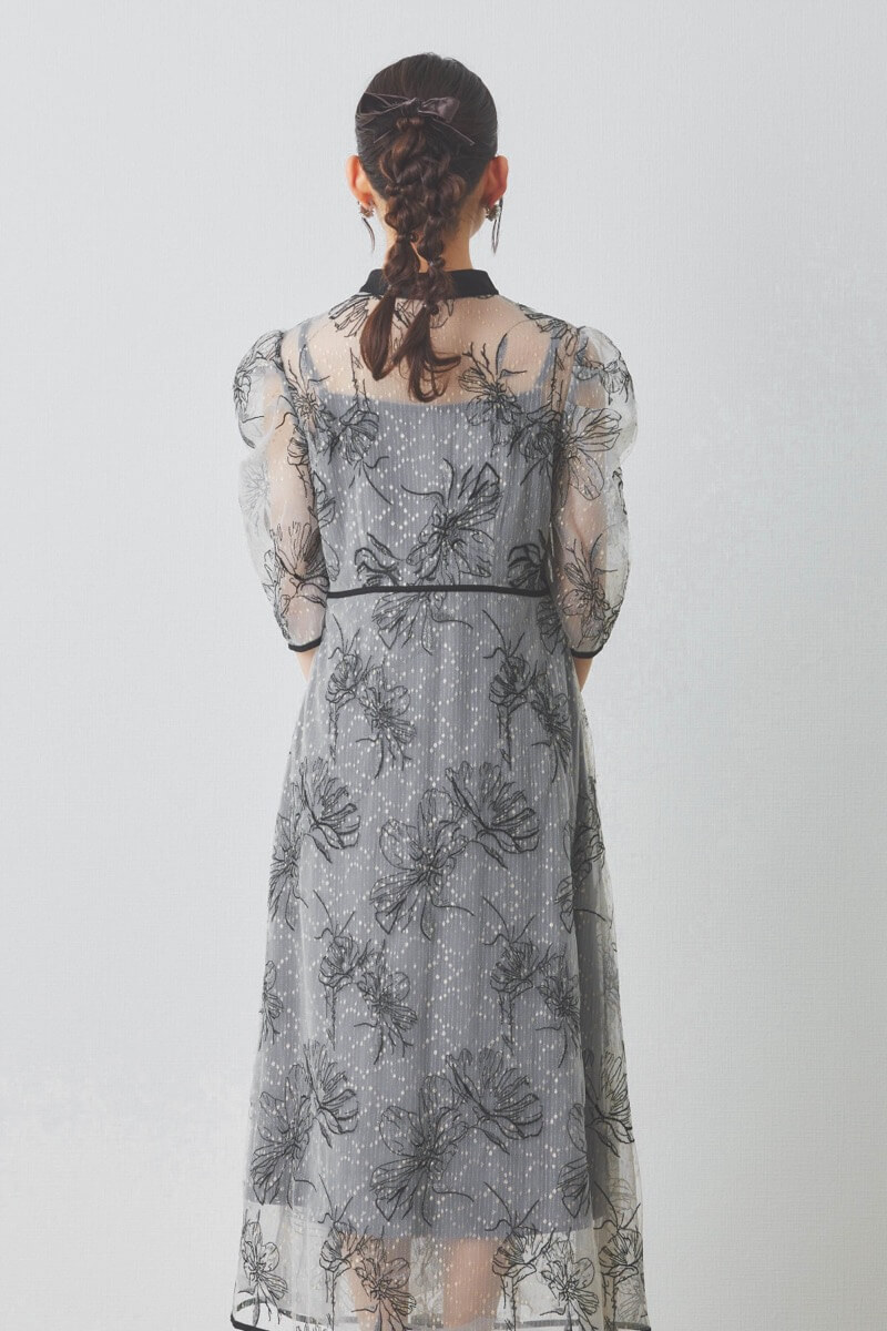 ブルーの配色フラワーレースパイピングドレス