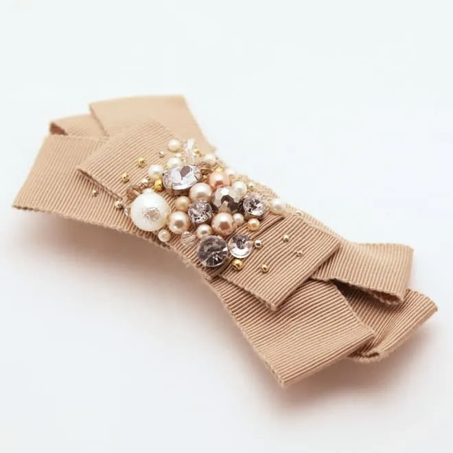 キャメルのリボンパール付きバレッタ
