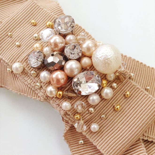 キャメルのリボンパール付きバレッタ