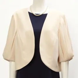 ベージュのバルーンスリーブボレロ