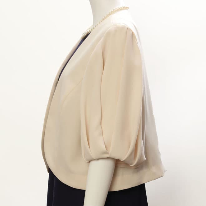 ベージュのバルーンスリーブボレロ