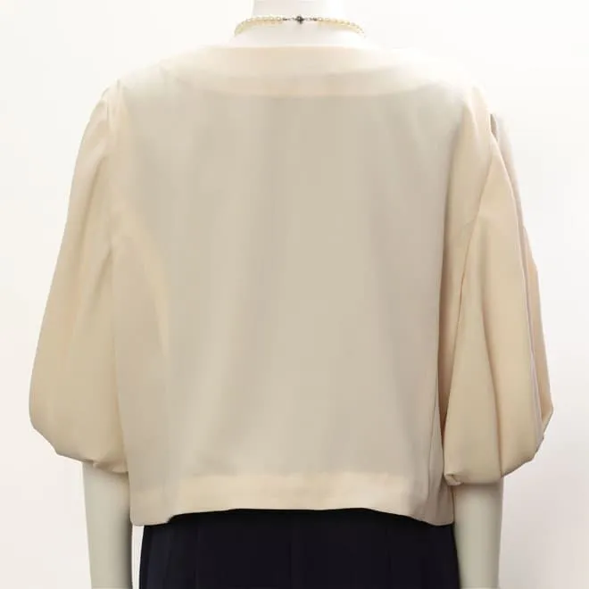 ベージュのバルーンスリーブボレロ