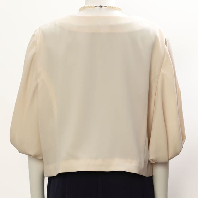 ベージュのバルーンスリーブボレロ