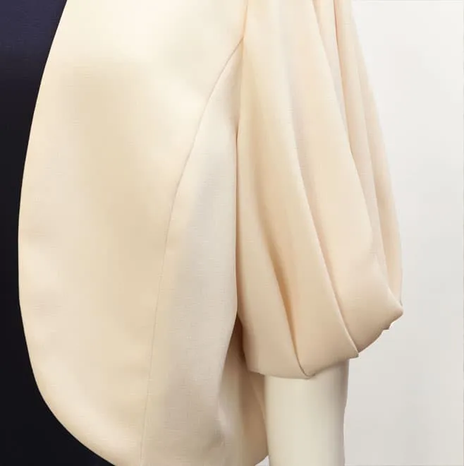 ベージュのバルーンスリーブボレロ