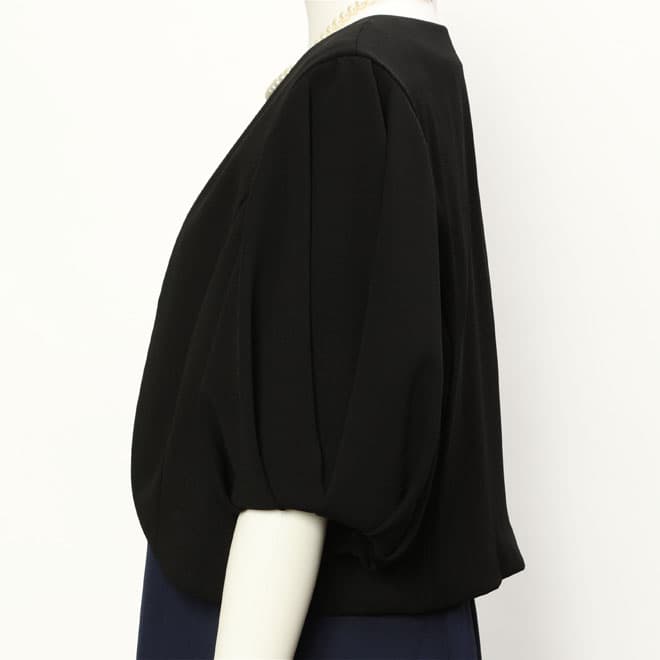ブラックのバルーンスリーブボレロ