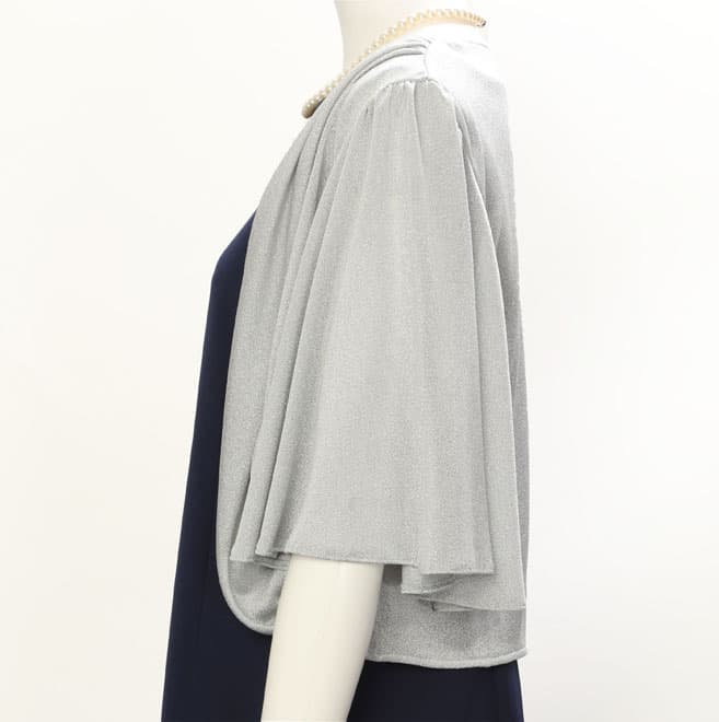 シルバーのラメ入り五分袖ボレロ