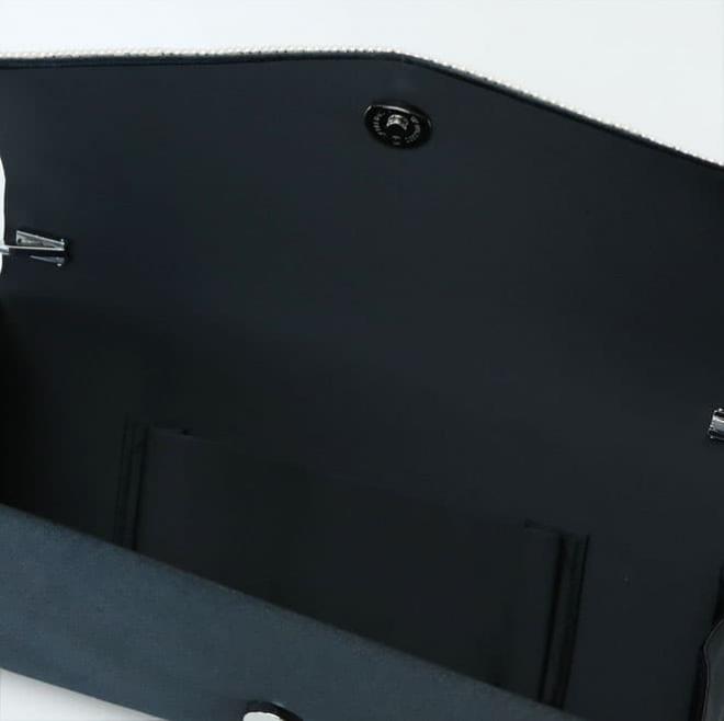 ブラックのパールとラインストーンのバッグ