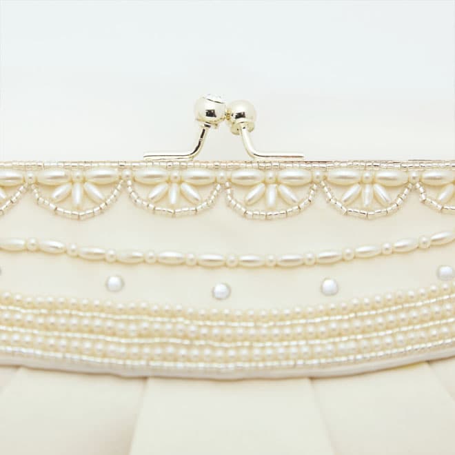 ベージュのパールとビーズのミニクラッチ