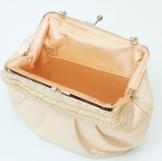 ベージュのパールとビーズのミニクラッチ