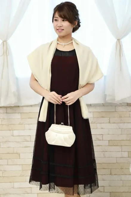 ベージュのパールとビーズのミニクラッチ