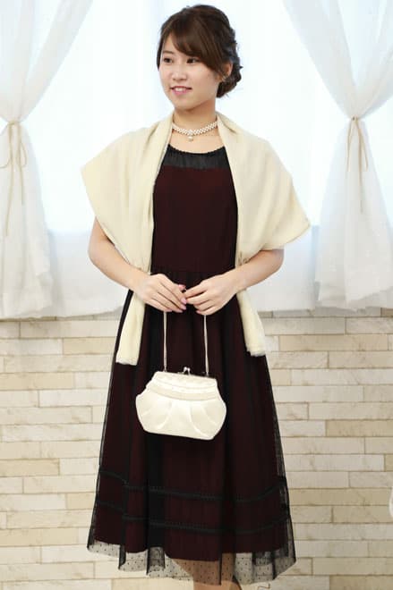 ベージュのパールとビーズのミニクラッチ