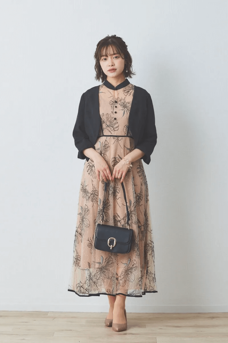 ベージュの配色フラワーレースパイピングドレス