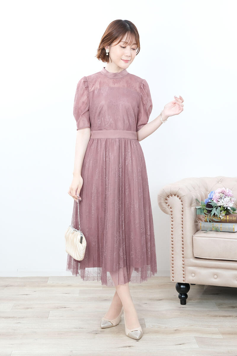 ピンクのクラシカルレースドレス