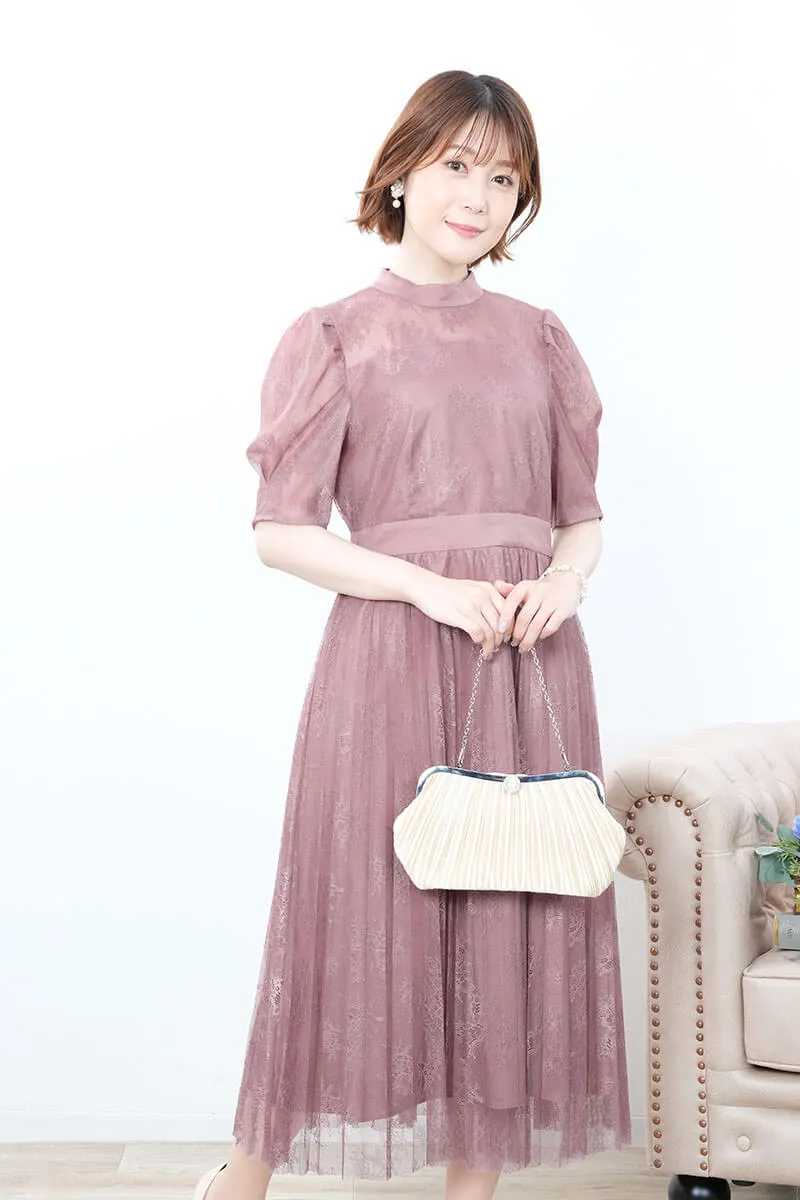 ピンクのクラシカルレースドレス